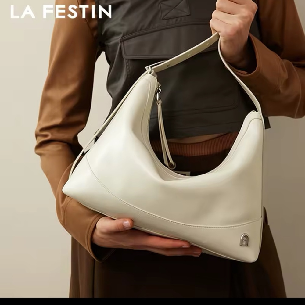 ONE DAY SALE✨

LA FESTIN luxury hobo Cream  Bag